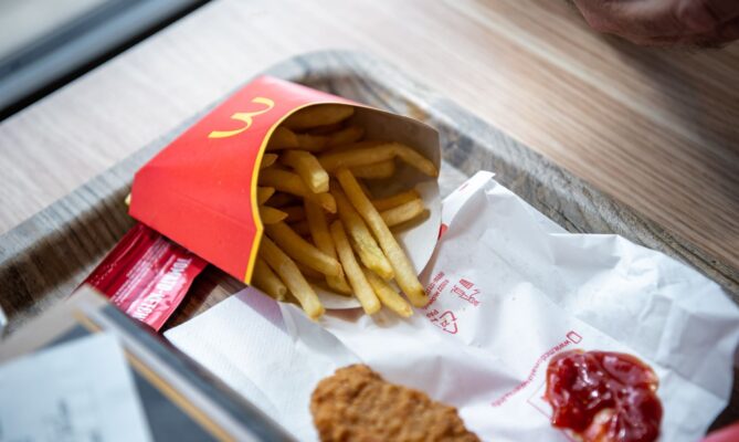 Obaly z fastfoodových řetězců jsou jedním ze zdrojů PFAS. Používají se zde, aby obaly vydržely nápor mastnoty. Foto: Kateřina Hefler