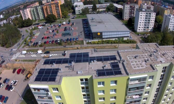 Pokud člověk bydlí třeba v Brně, může si elektřinu vyrobenou na svém domě posílat na chatu. Foto: poskytnuto společností Bluenet NTS
