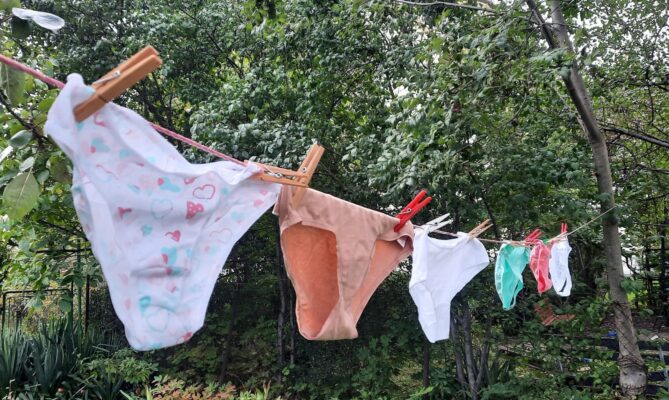 Ve spodním prádle prodávaném na českém trhu se našly nebezpečné bisfenoly. Foto: Arnika