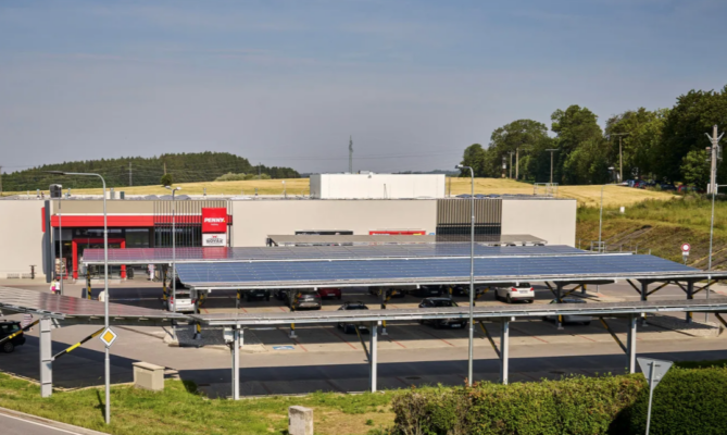 Veřejné solární parkoviště v Počátkách bylo otevřeno v roce 2024. Foto: poskytnuto společností PENNY