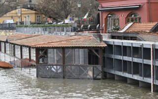 Uzavřená protipovodňová vratana Čertovce, 26. prosince 2023, Praha. Foto: ČTK