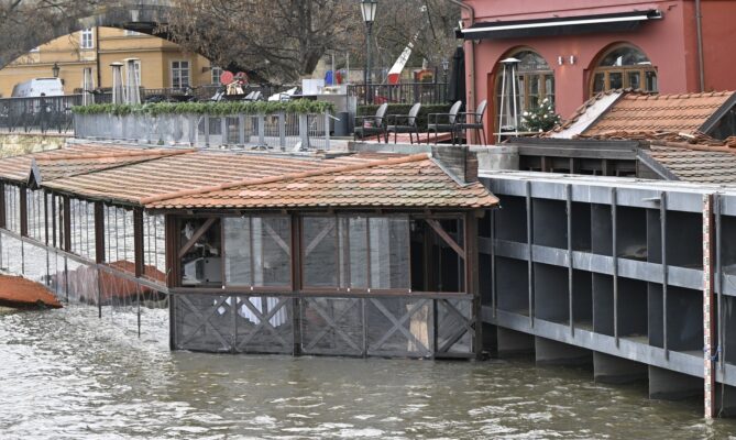 Uzavřená protipovodňová vratana Čertovce, 26. prosince 2023, Praha. Foto: ČTK
