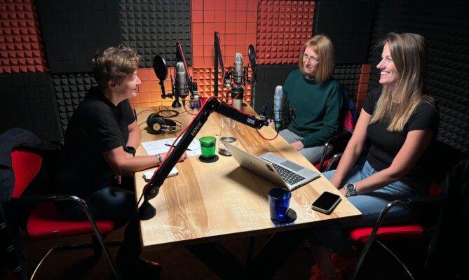 Natáčení podcastu s Lucií Ptákovou a Lindou Pírkovou, autorkami projektu Paperless ve společnosti O2. Foto: Monika Ježková