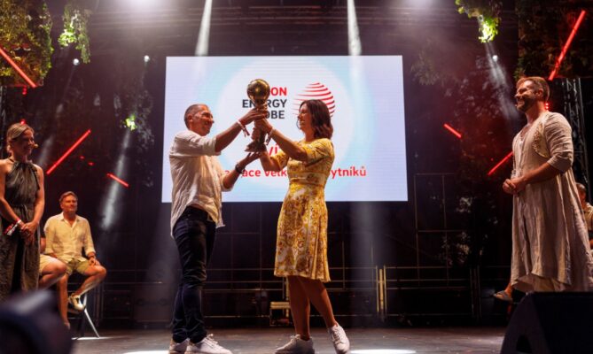 Dalibor Dostál (vlevo) přebírá za rezervaci velkých kopytníků ocenění Energy Globe 2024 z rukou generální ředitelky E.ONu v ČR Claudie Viohl. Foto: E.ON