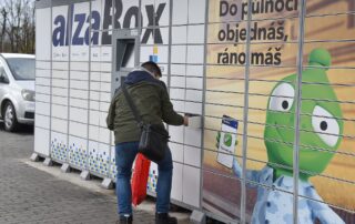 Alza měla koncem roku 2024 v tuzemsku přes 2,2 tisíce výdejních boxů. Toto je automat v Karviné. Foto: ČTK / Ramík Drahoslav