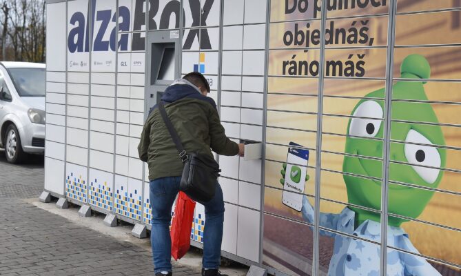 Alza měla koncem roku 2024 v tuzemsku přes 2,2 tisíce výdejních boxů. Toto je automat v Karviné. Foto: ČTK / Ramík Drahoslav
