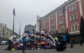 Na problém textilního odpadu upozornila 11. listopadu na pražském Náměstí Republiky nevábná hromada, kterou dodala Diakonie Broumov. Foto: Ondřej Koutský