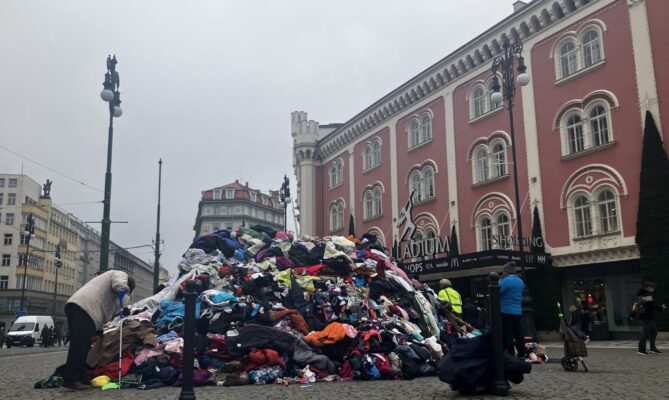 Na problém textilního odpadu upozornila 11. listopadu na pražském Náměstí Republiky nevábná hromada, kterou dodala Diakonie Broumov. Foto: Ondřej Koutský