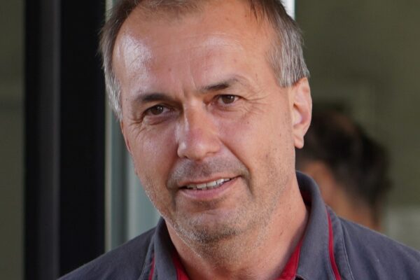 Vědecký pracovník Ústavu výzkumu globální změny AV ČR Karel Klem zkoumá, jak půdu v Česku, zpustošenou dekádami intenzivní orby a používáním syntetických hnojiv a pesticidů znovu ozdravit a připravit na budoucí vysoké teploty v důsledku klimatické změny. Foto: Karel Klem