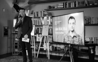 Jan Kaliba převzal v listopadu 2024 Cenu za komunikaci změny klimatu, kterou každoročně uděluje Informační centrum OSN v Praze spolu s a Učenou společností České republiky. Foto: Informační centrum OSN v Praze