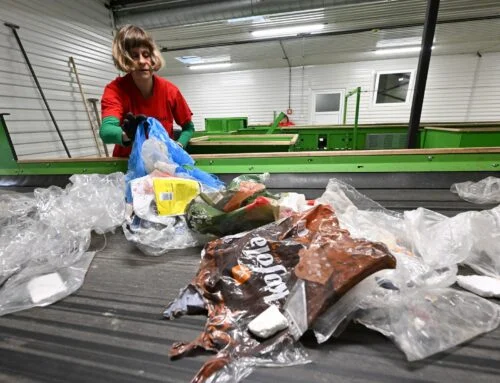 Automatická třídicí linka v Praze třetím rokem stojí. Město vybírá firmu, která ji má poprvé rozběhnout
