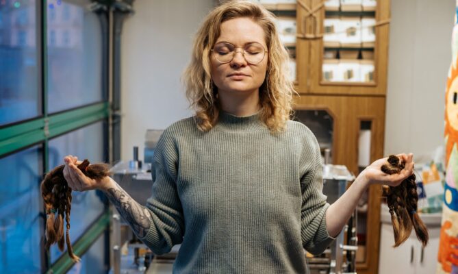 Zakladatelka varšavské nadace Malachite Minds Magdalena Malinowská se momentálně v Polsku snaží vybudovat síť dodavatelů, které jí materiál budou posílat pravidelně. Foto: poskytnuto nadací Malachite Minds