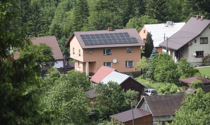 Pohled na nejvýchodnější obec Česka Hrčavu. Fotovoltaika na domě. Foto: ČTK