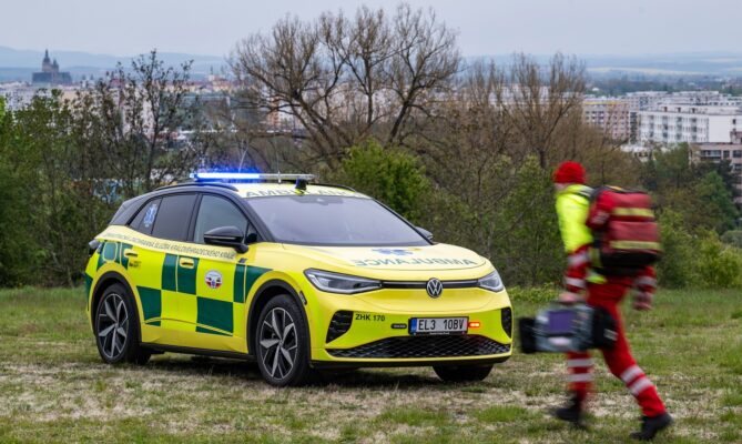 Elektroautem od loňského roku nově jezdí i lékaři Zdravotnické záchranné služby Královéhradeckého kraje. Nový elektromobil Volkswagen ID.4 GTX představili loni v dubnu. Foto: ČTK / Taneček David