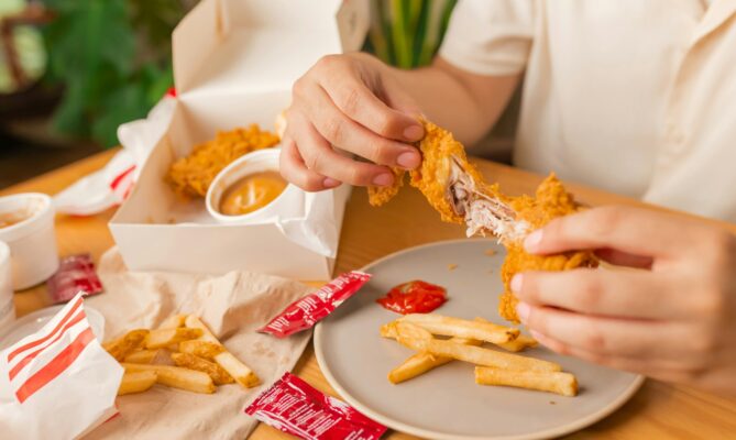 Úroveň chovu kuřat, jejichž maso KFC prodává ve Francii a v Česku, se liší. Ilustrační foto: Jordan Gonzalez, Unsplash