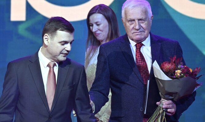 Zleva předseda strany Motoristů Petr Macinka a bývalý prezident Václav Klaus na členské schůzi Motoristé sobě, kde představili krajskou strukturu a základní ideová východiska, 7. prosince 2024, Praha. Foto: ČTK / Šulová Kateřina