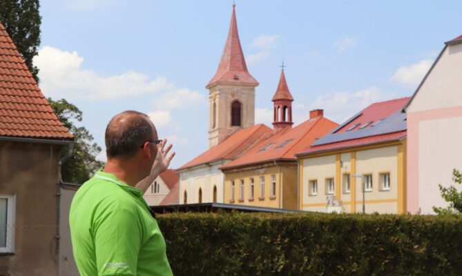 V Modlanech začali se sdílením elektřiny loni v listopadu, zatím se zapojují pouze obecní budovy. Starosta Lukáš Dan Bartoň má ale velké plány. Foto: Karolína Chlumecká, Ekonews