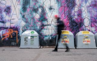 Kontejnery na recyklaci v Praze na Smíchově. Foto: Kateřina Hefler, Ekonews