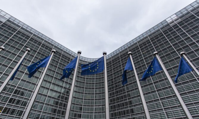 Vlajky Evropské unie před budovou Berlaymont, hlavním sídlem Evropské komise v Bruselu. Foto: ČTK