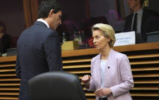 Prezidentka Evropské komise Ursula von der Leyenová s komisařem pro klima a čistý růst Wopkem Hoekstrou. Foto: ČTK / AP / Virginia Mayo