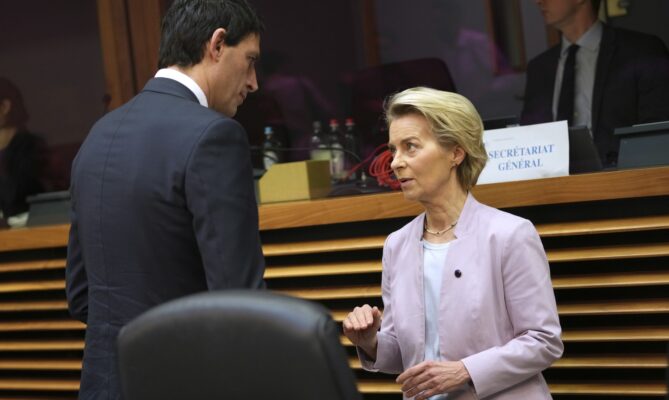 Prezidentka Evropské komise Ursula von der Leyenová s komisařem pro klima a čistý růst Wopkem Hoekstrou. Foto: ČTK / AP / Virginia Mayo