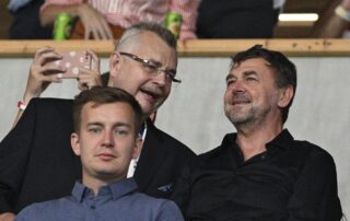 Předseda představenstva Slavie Jaroslav Tvrdík (s brýlemi) a majitel klubu Pavel Tykač (vpravo) na tribuně odvetného utkání SK Slavia Praha - OSC Lille, odvetné utkání 4. předkola fotbalové Ligy mistrů loni v srpnu. Foto: ČTK/Kamaryt Michal