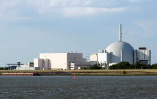 Jaderná elektrárna Brokdorf na břehu Labe byla vyřezena z provozu na konci roku 2021. Foto: Alois Staudacher, Wikimedia Commons