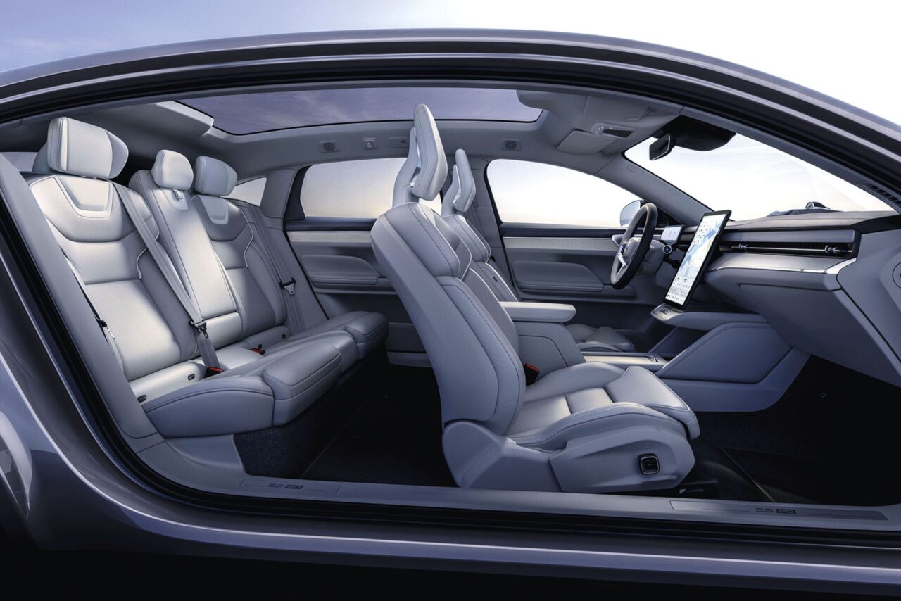 Volvo ES90 je dodáváno s integrovanými službami Google. Interiér lze čalounit řadou materiálů, včetně vlny. Inovativní materiál Nordico je z recyklovaných surovin, jako jsou PET lahve, a z biokompozitního materiálu pocházejícího z udržitelného švédského a finského lesního hospodářství. Foto: Volvo