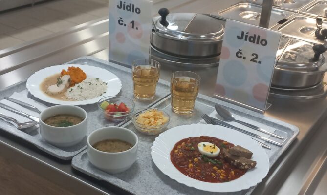 Školní restauraci, která neprodukuje žádný potravinový odpad, otevřeli v Tanvaldu na Jablonecku. Nesnědená jídla ze školní kuchyně míří k potřebným, nedojedené zbytky, kterých je ale minimum, končí v kompostéru. Foto: ČTK / Vacková Leona