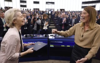 Prezidentka Evropské komise Ursula von der Leyenová a předsedkyně Evropského parlamentu Roberta Metsolaová po schválení nové Evropské komise. Foto: ČTK / AP / Jean-Francois Badias