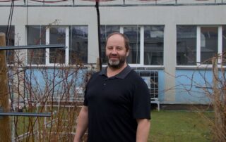 Milan Kroulík z České zemědělské univerzity zkoumá vliv agrovoltaiky na plodiny. Foto: Karolína Chlumecká, Ekonews