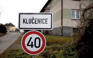 Klučenice na jihu Středočeského kraje s necelou pětistovkou obyvatel vytápí z části teplo z bioplynové stanice. Mají tam ale i vlastní soláry a kotle na štěpku. Foto: Karolína Chlumecká, Ekonews