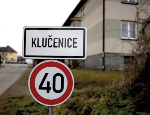 Vyhaslý komín, dobrý komín. Energeticky soběstačná vesnice má soláry i štěpku a vytápí ji kravín