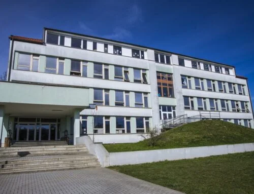 Mikrokogenerace zvyšuje energetickou nezávislost bytových domů i veřejných budov. Je cestou k dekarbonizaci