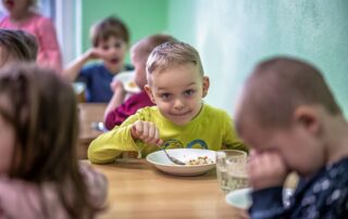 Na menu děti v lounské školce ve Fügnerově ulici najdou rýži, kuskus nebo bulgur. Avokádové kanapky prý zmizí během chvíle, kdežto avokádovou pomazánku téměř žádné dítě nechce. Foto: Kateřina Hefler, Ekonews