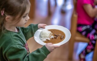 Školka vaří i českou klasiku. Snaží se ale jídelníček oživit o méně běžné pokrmy, případně klasické recepty trochu upravit. Foto: Kateřina Hefler, Ekonews