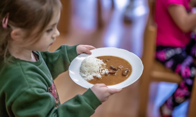 Školka vaří i českou klasiku. Snaží se ale jídelníček oživit o méně běžné pokrmy, případně klasické recepty trochu upravit. Foto: Kateřina Hefler, Ekonews
