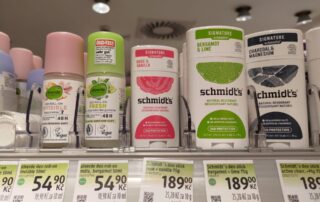 Přírodních deodorantů je na trhu slušný výběr. Ne všechny však fungují bezchybně. Foto: Martina Patočková, Ekonews