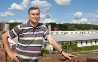 „Naše zvířata si dělají, co chtějí. Mají krmení 24 hodin, nenutíme je jít si lehnout tím, že jim zhasneme,“ říká majitel Farmy Choťovice Karel Horák. Foto: poskytnuto Farmou Choťovice