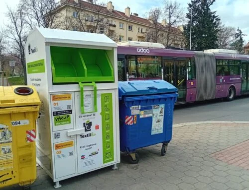 V pražských ulicích přibyly kontejnery na odpadní textil. Ten skutečně znečištěný do nich ale nepatří