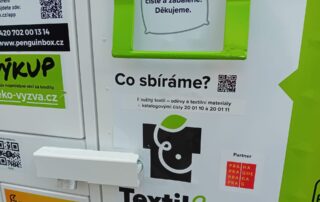 Nové kontejnery nesou katalogové číslo odpadu 20 01 11. Jinak je od jiných textilních kontejnerů nejde odlišit. Foto: Irena Buřívalová, Ekonews