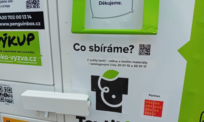 Nové kontejnery nesou katalogové číslo odpadu 20 01 11. Jinak je od jiných textilních kontejnerů nejde odlišit. Foto: Irena Buřívalová, Ekonews