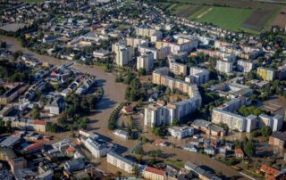 Pojištění domů v budoucnu ovlivní to, jak často v místě dochází k povodním v souvislosti s klimatickou změnou (na snímku centrum Opavy loni v září). Foto: ČTK / Sznapka Petr
