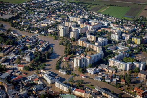 Pojištění domů v budoucnu ovlivní to, jak často v místě dochází k povodním v souvislosti s klimatickou změnou (na snímku centrum Opavy loni v září). Foto: ČTK / Sznapka Petr