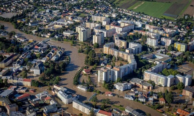 Pojištění domů v budoucnu ovlivní to, jak často v místě dochází k povodním v souvislosti s klimatickou změnou (na snímku centrum Opavy loni v září). Foto: ČTK / Sznapka Petr