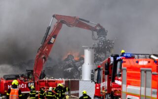 Hasiči od pondělí zasahovali na skládce u obce Rynholec na Rakovnicku kvůli rozsáhlému požáru plastového odpadu. Foto: ČTK / Říhová Michaela