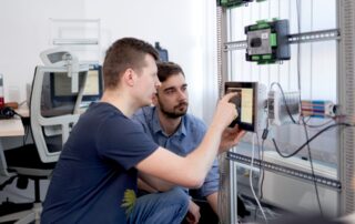 Testeři české technologické společnosti ComAp. Foto: poskytnuto společností ComAp