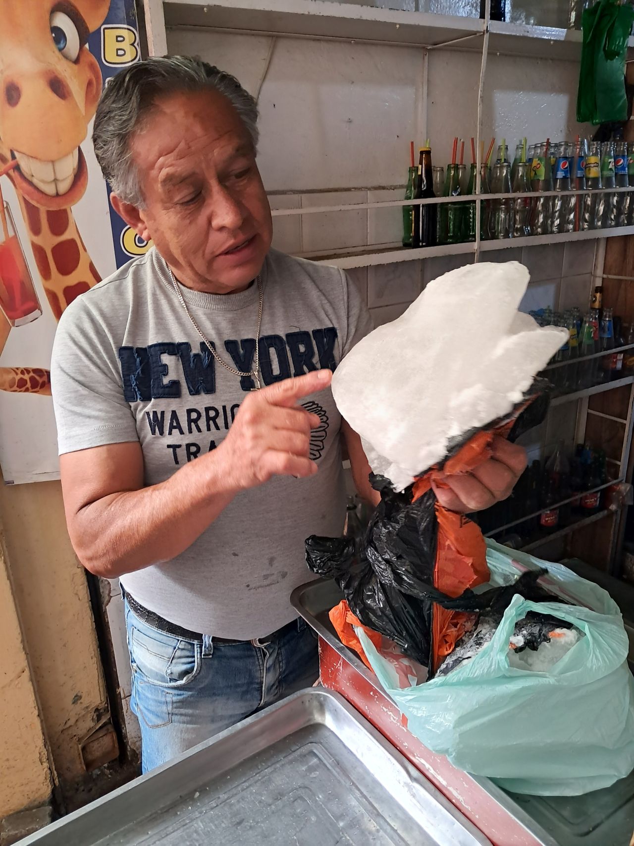 Led z Chimboraza má jinou strukturu, než když ztuhne voda v mrazáku. „Podívej, kolik je v něm bublinek vzduchu,“ říká Jorge Ledezma. Foto: Tomáš Nídr