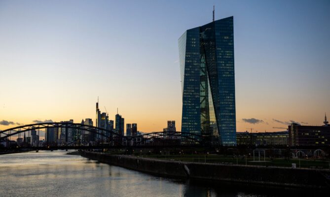 Evropská centrální banka (na fotce její sídlo ve Frankfurtu) upozornila počátkem května na rizika omnibusu, návrhu Evropské komise na zjednodušení ESG legislativy. Foto: Unsplash