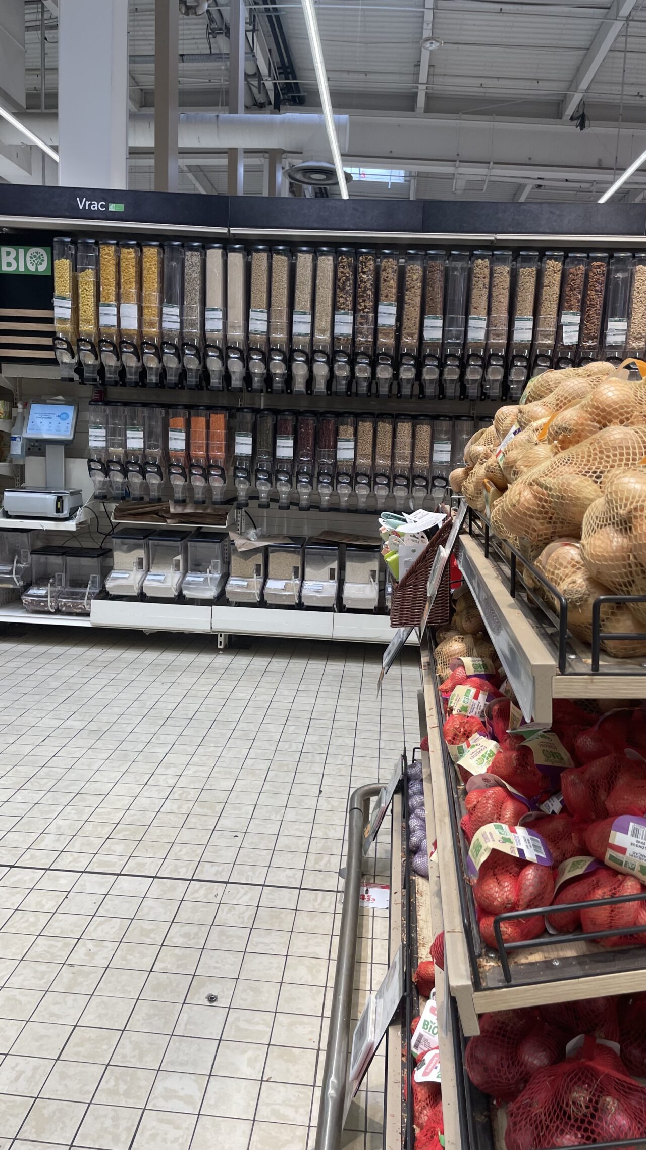 Carrefour má i poměrně širokou nabídku biopotravin, které lze koupit bez obalu. Foto: Tomáš Pohanka, Ekonews